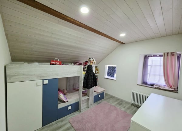 Bel immeuble mixte composé d'un café & restaurant, d'un Dancing, de 3 appartements et d'un bureau. 26