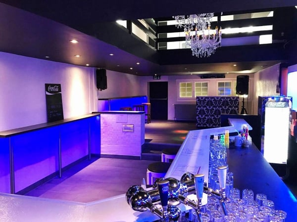 Bel immeuble mixte composé d'un café & restaurant, d'un Dancing, de 3 appartements et d'un bureau. 10