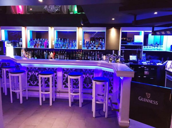 Immeuble mixte de rendement - jusqu'à 14.7%  brut avec exploitation du dancing. 12