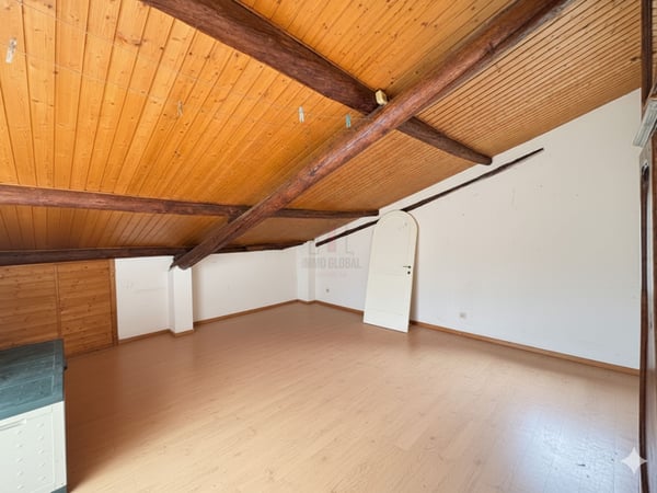 GRAZIOSA CON GIARDINO E PARZIALE VISTA LAGO 13