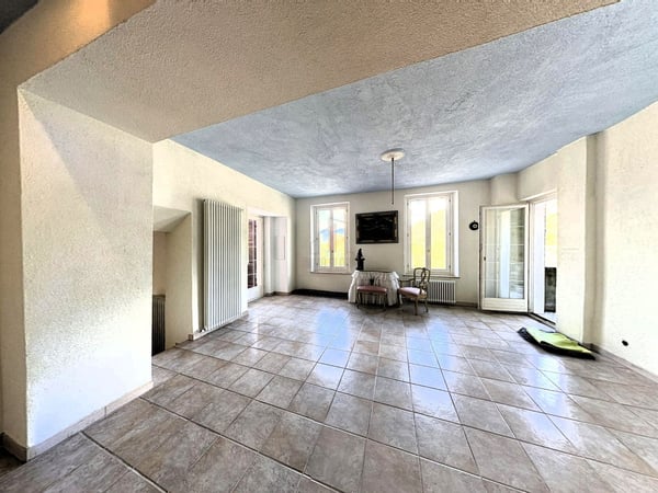 GRAZIOSA CON GIARDINO E PARZIALE VISTA LAGO 5