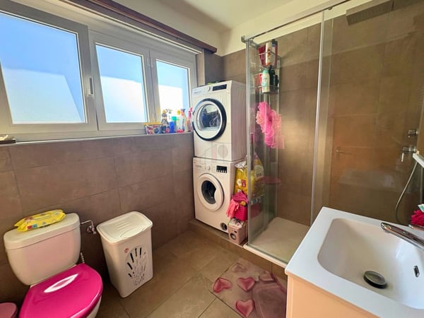 BIFAMILIARE CON PISCINA PRIVATA E VISTA APERTA 10