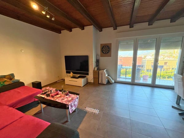 BIFAMILIARE CON PISCINA PRIVATA E VISTA APERTA 3