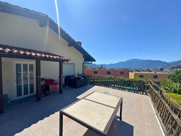 BIFAMILIARE CON PISCINA PRIVATA E VISTA APERTA 9