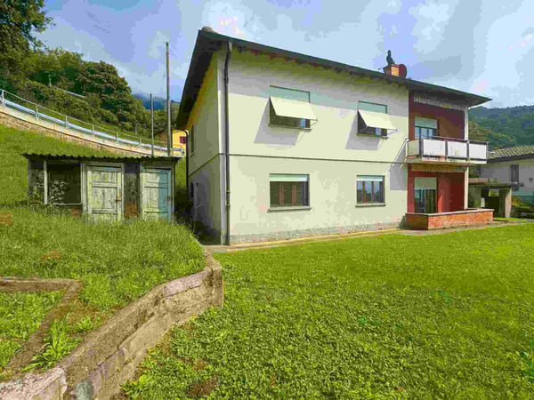 NELLA SPLENDIDA CAPRIASCA INCORNICIATA NEL VERDE 9