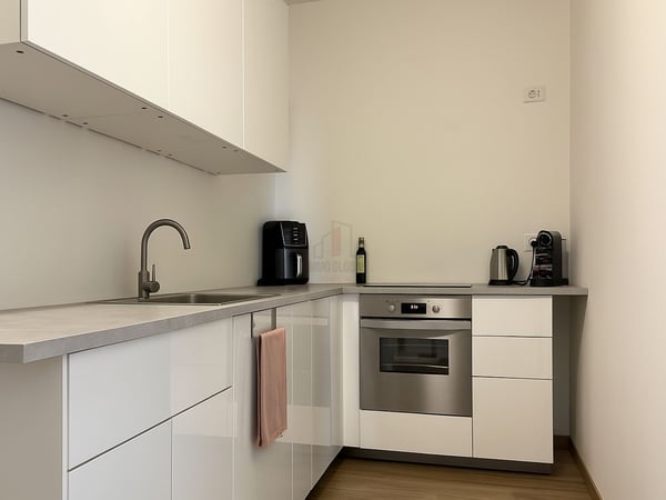 COMODO CON PARZIALE VISTA LAGO 7