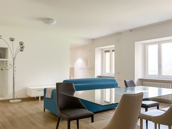COMODO CON PARZIALE VISTA LAGO 3