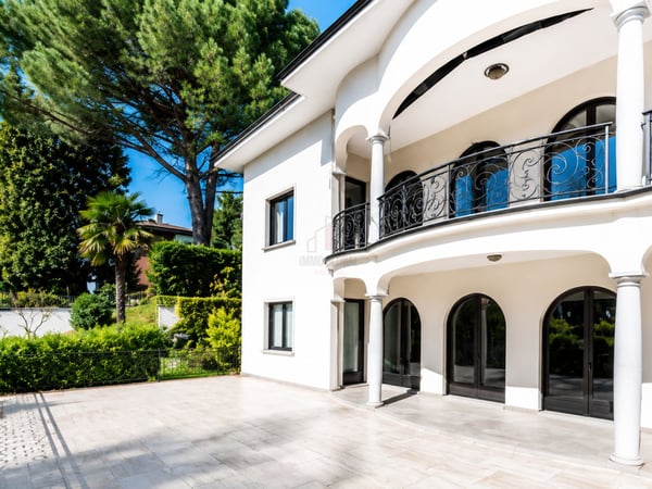PRESTIGIOSA DIMORA CON PISCINA E GIARDINO 2