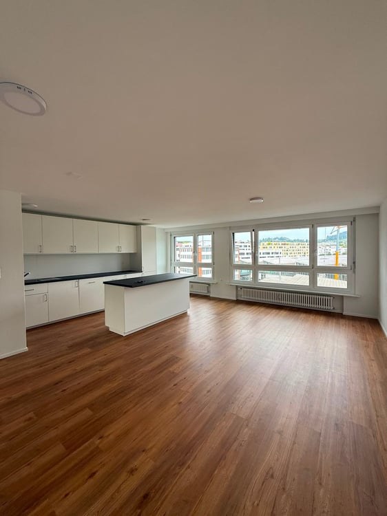 Kernsanierte und helle 4.5-Zimmer-Wohnung mit Balkon und schöner Aussicht in Luzern 1
