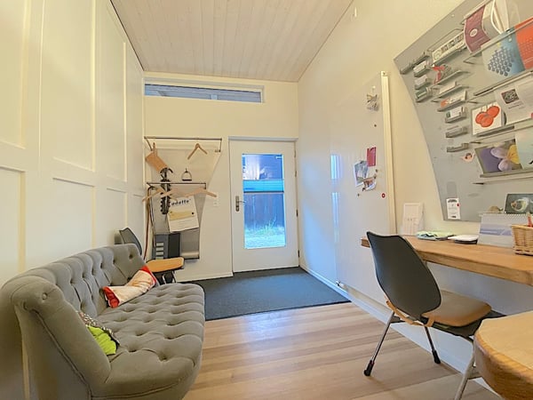 Landhaus mit 3 Wohnungen, Praxis, Pferdeboxen, Quelle, Bauland 31