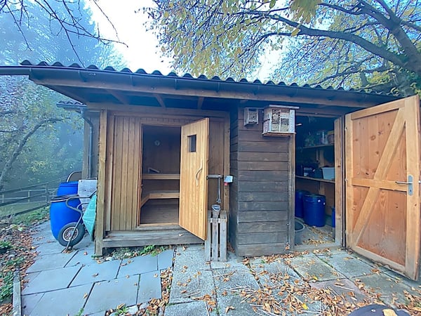 Landhaus mit 3 Wohnungen, Praxis, Pferdeboxen, Quelle, Bauland 25