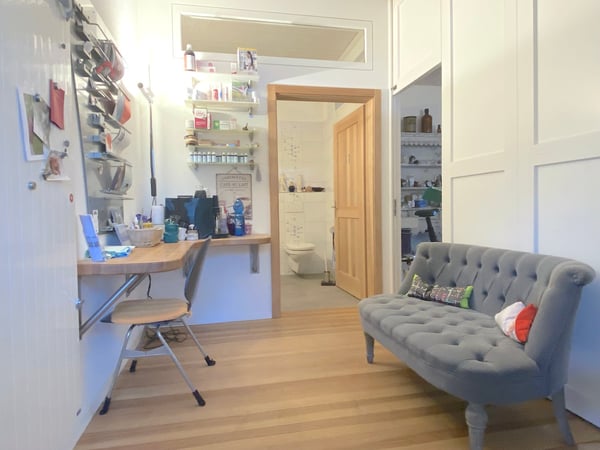 Landhaus mit 3 Wohnungen, Praxis, Pferdeboxen, Quelle, Bauland 30