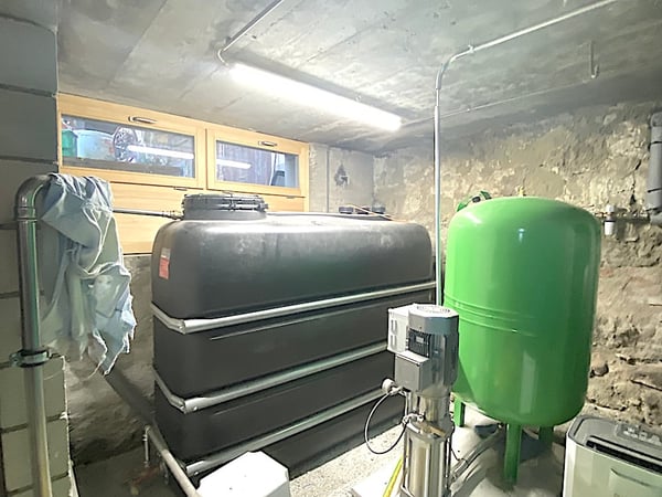 Landhaus mit 3 Wohnungen, Praxis, Pferdeboxen, Quelle, Bauland 16