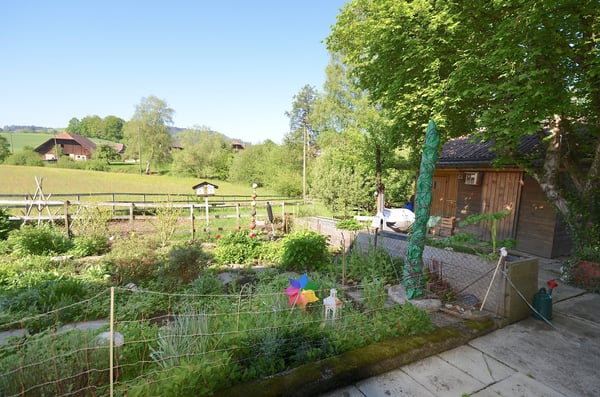 Landhaus mit 3 Wohnungen, Praxis, Pferdeboxen, Quelle, Bauland 2