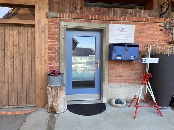 Landhaus mit 3 Wohnungen, Praxis, Pferdeboxen, Quelle, Bauland 28