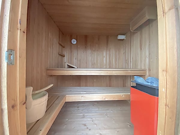 Landhaus mit 3 Wohnungen, Praxis, Pferdeboxen, Quelle, Bauland 26