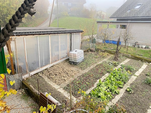 Landhaus mit 3 Wohnungen, Praxis, Pferdeboxen, Quelle, Bauland 23