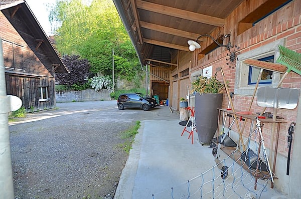 Landhaus mit 3 Wohnungen, Praxis, Pferdeboxen, Quelle, Bauland 18