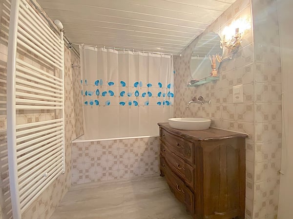 Landhaus mit 3 Wohnungen, Praxis, Pferdeboxen, Quelle, Bauland 33