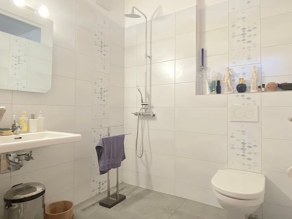 Landhaus mit 3 Wohnungen, Praxis, Pferdeboxen, Quelle, Bauland 27