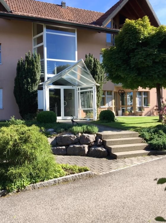 3.5-Zimmer EG Wohnung mit 2 Sitzpläten 2