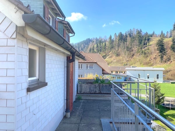 Mehrfamilienhaus m. grossem Garten, 13 Zimmer, 3 Wohnungen 8