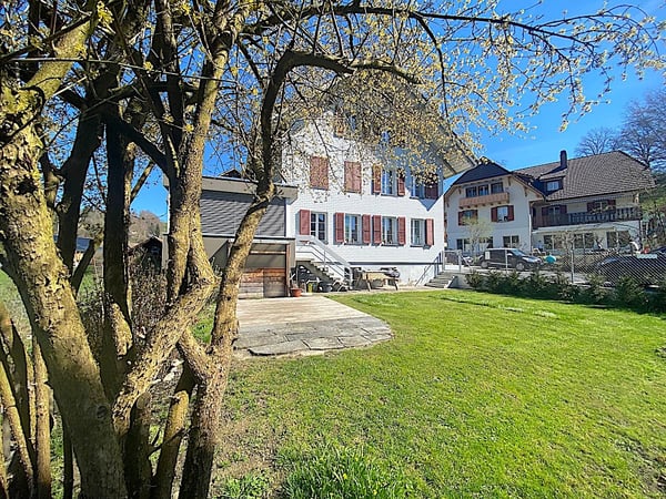 Mehrfamilienhaus m. grossem Garten, 13 Zimmer, 3 Wohnungen 4