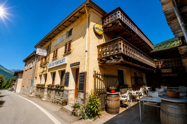 Un Lieu de Vie et d'Opportunités au coeur du Val Ferret : Immeuble mixte, café-restaurant et 3 appartements, grange et jardin 2