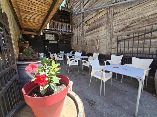 Un Lieu de Vie et d'Opportunités au coeur du Val Ferret : Immeuble mixte, café-restaurant et 3 appartements, grange et jardin 8