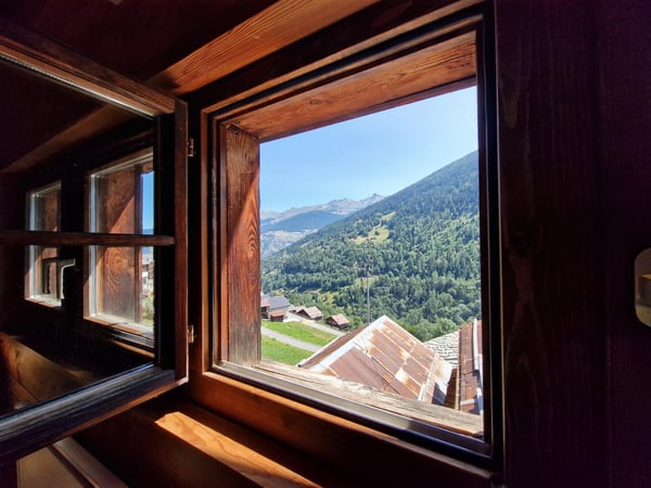 Vente aux étrangers possible - Appartement de charme avec terrasse et vue panoramique sur les Alpes 6