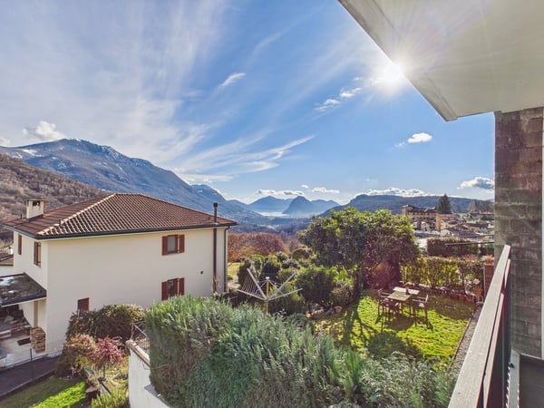 CASA CONTIGUA SU 3 PIANI CON GIARDINO E SPAZIO IDEALE PER STUDIO O ATTIVITA' INDIPENDENTE 4