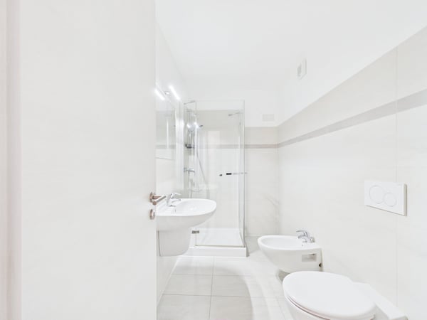 CASA CONTIGUA SU 3 PIANI CON GIARDINO E SPAZIO IDEALE PER STUDIO O ATTIVITA' INDIPENDENTE 16