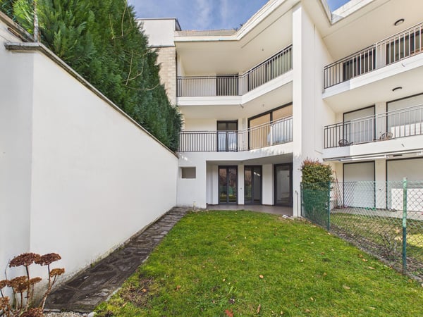 CASA CONTIGUA SU 3 PIANI CON GIARDINO E SPAZIO IDEALE PER STUDIO O ATTIVITA' INDIPENDENTE
