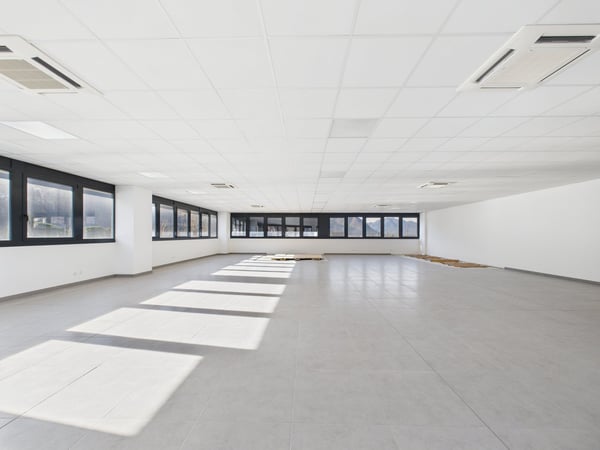 SPAZIO COMMERCIALE CON GRANDE ROOFTOP E 2 POSTI AUTO INCLUSI 18
