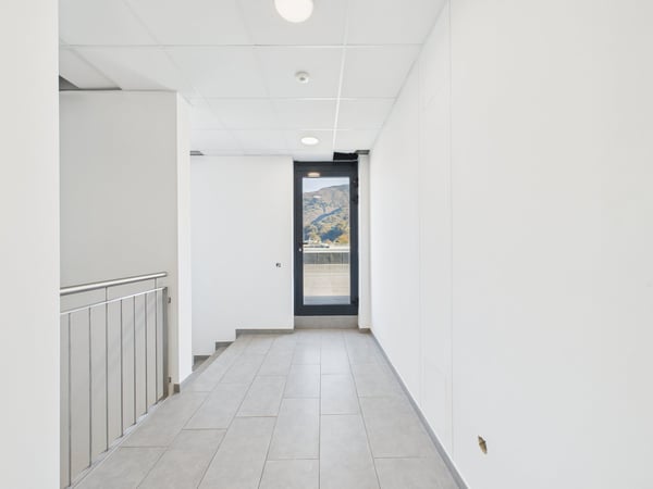 SPAZIO COMMERCIALE CON GRANDE ROOFTOP E 2 POSTI AUTO INCLUSI 16