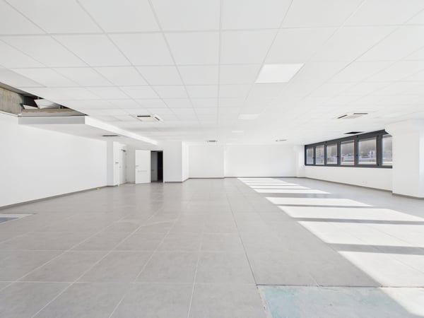 SPAZIO COMMERCIALE CON GRANDE ROOFTOP E 2 POSTI AUTO INCLUSI 13