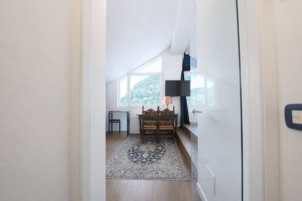 MODERNA MANSARDA DI DESIGN CON VISTA LAGO 5