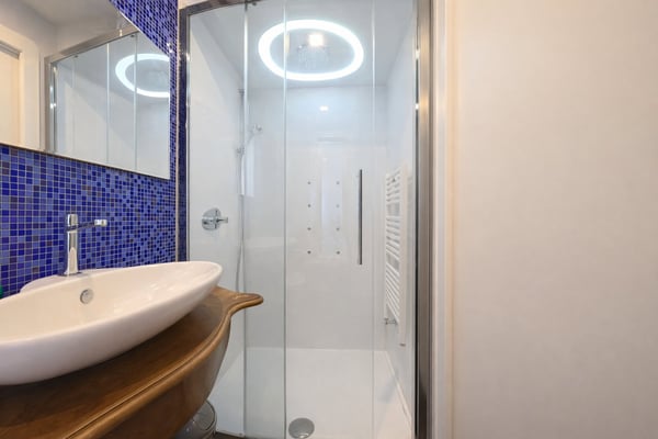 MODERNA MANSARDA DI DESIGN CON VISTA LAGO 9
