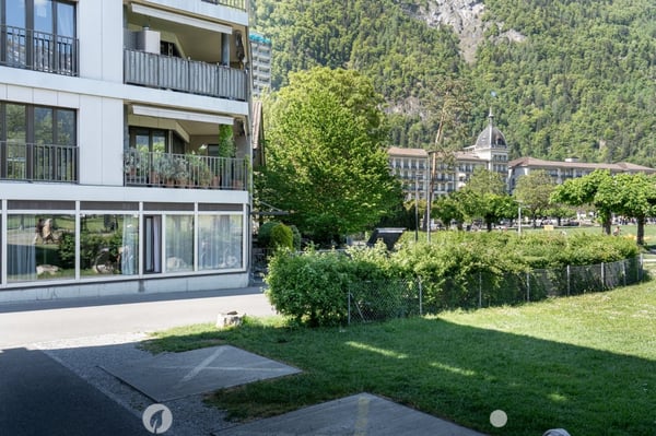VIELSEITIGE 5-ZIMMER-EINHEIT AN TOPLAGE IN INTERLAKEN – WOHNEN ODER ARBEITEN MIT STIL 1