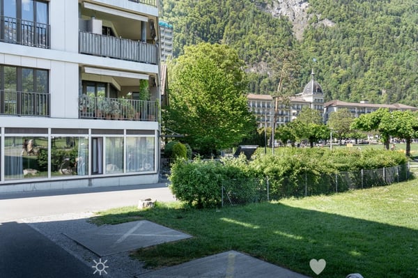 VIELSEITIGE 5-ZIMMER-EINHEIT AN TOPLAGE IN INTERLAKEN – WOHNEN ODER ARBEITEN MIT STIL 1