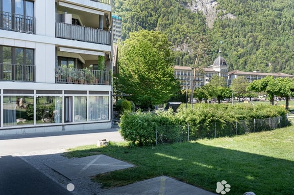 VIELSEITIGE 5-ZIMMER-EINHEIT AN TOPLAGE IN INTERLAKEN – WOHNEN ODER ARBEITEN MIT STIL 1