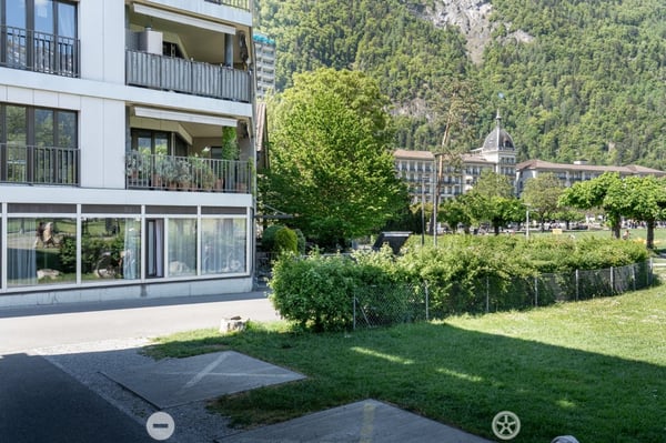 VIELSEITIGE 5-ZIMMER-EINHEIT AN TOPLAGE IN INTERLAKEN – WOHNEN ODER ARBEITEN MIT STIL 1