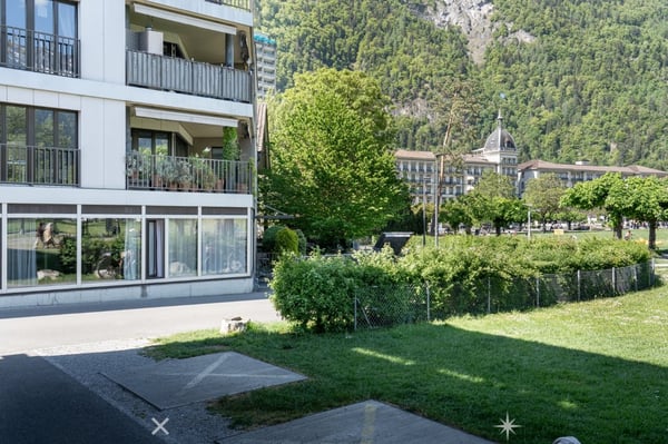 VIELSEITIGE 5-ZIMMER-EINHEIT AN TOPLAGE IN INTERLAKEN – WOHNEN ODER ARBEITEN MIT STIL 1
