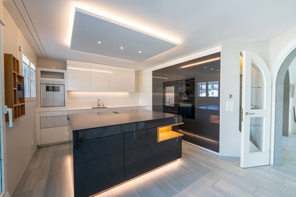 Grosszügige Villa mit 2.5 Zimmern und Hallenbad 3