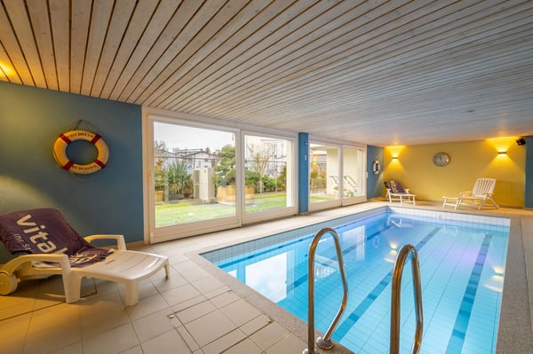 Grosszügige Villa mit 2.5 Zimmern und Hallenbad 6