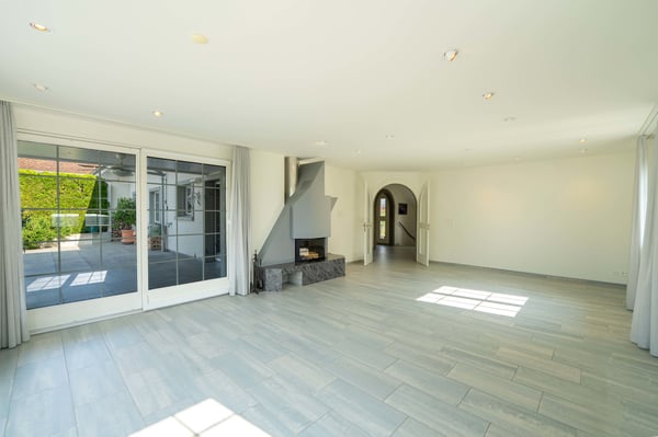 Grosszügige Villa mit 2.5 Zimmern und Hallenbad 2