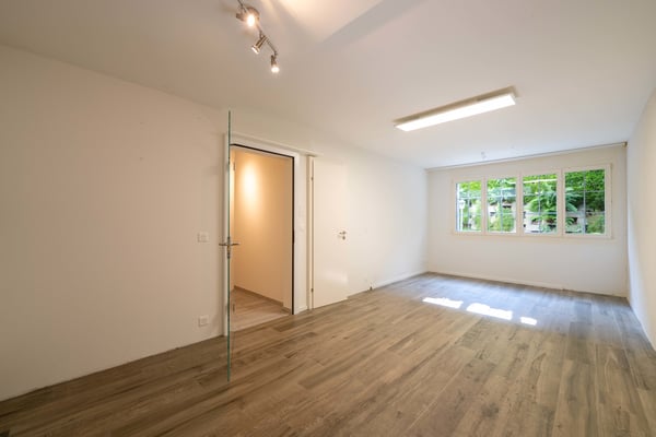 Grosszügige Villa mit 2.5 Zimmern und Hallenbad 5