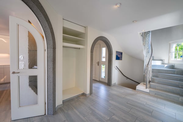 Grosszügige Villa mit 2.5 Zimmern und Hallenbad 1