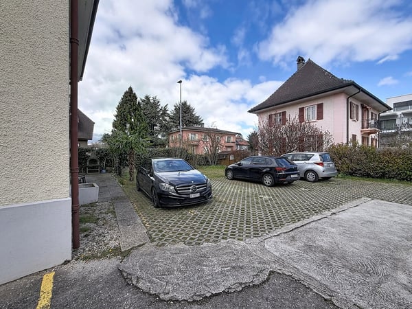 Immeuble de rendement entièrement loué 15