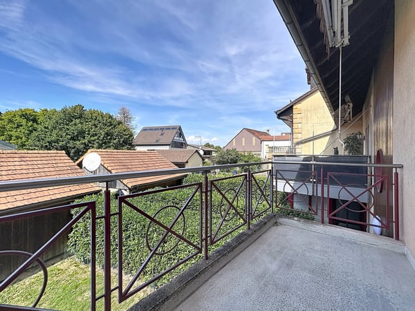 Libre de suite – 3.5 pièces traversant, balcon et calme villageois 12